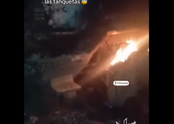 Totalmente destruida por las llamas quedó una de las tanquetas del ejército a la que presuntos cocaleros, pobladores y disidentes de FARC le prendieron fuego para presionar la salida del ejército de El Plateado, Cauca 