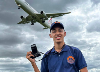 El aeroreportero colombiano que desde su niñez provee fotos para los portales y apps aeronáuticos, Jet Photos y Flight Radar, los más importantes del mundo. 