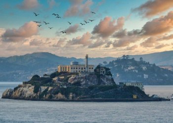 El presidente Donald Trump anunció que «reabrirá» la famosa prisión de la isla de Alcatraz. 