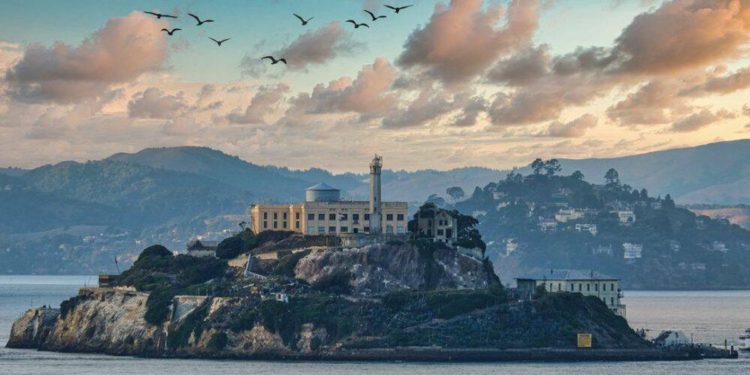 El presidente Donald Trump anunció que «reabrirá» la famosa prisión de la isla de Alcatraz. 