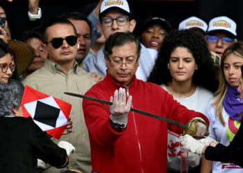 Petro empuñó la espada de Simón Bolívar y advirtió al Congreso que «Ha llegado la hora del Pueblo»