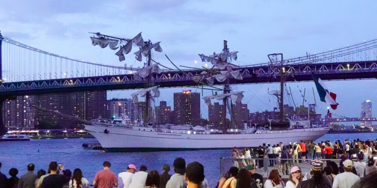 Barco escuela de México chocó contra puente de Brooklyn dejando varias víctimas