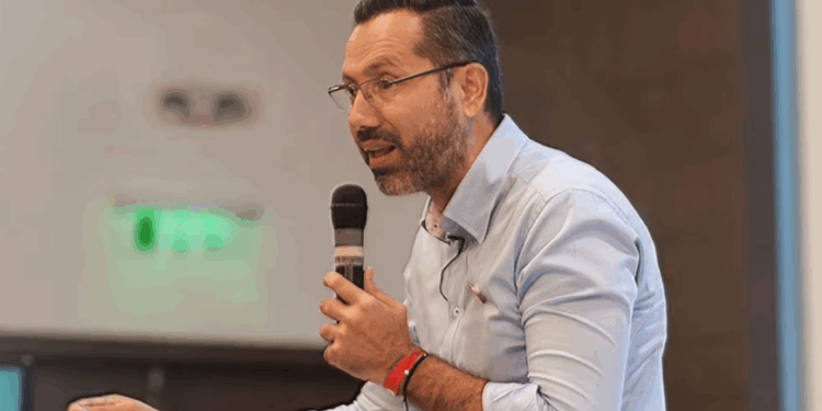 En una clara crítica a Gustavo Petro, alcalde de Bucaramanga, Jaime Andrés Beltrán Martínez cuestiona que los criminales hoy día se pavoneen en las tarimas y no los militares que ofrendan sus vidas por los colombianos 