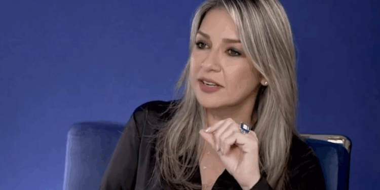 Vicky Dávila confronta a Álvaro Leyva en llamada telefónica y lo obliga a aclarar audios en los que afirma que a Petro hay que sacarlo del poder