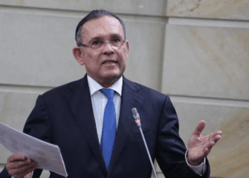 Presidente del Congreso Efraín Cepeda emitió discurso recordándole al gobierno que esa institución no es figura decorativa y defendió separación de poderes y respeto a la prensa, en presencia de Gustavo Petro, contra quien iban dirigidas muchas de sus palabras 