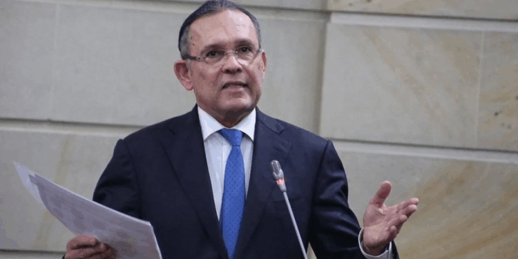 Presidente del Congreso Efraín Cepeda emitió discurso recordándole al gobierno que esa institución no es figura decorativa y defendió separación de poderes y respeto a la prensa, en presencia de Gustavo Petro, contra quien iban dirigidas muchas de sus palabras 