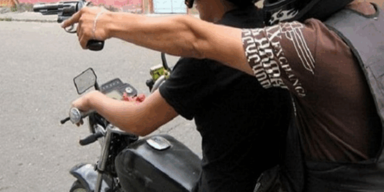 Quince trabajadores fueron secuestrados durante media hora y asaltados por dos atracadores que los despojaron de nómina y objetos personales en un predio militar de San Andrés. Ya hay un capturado 