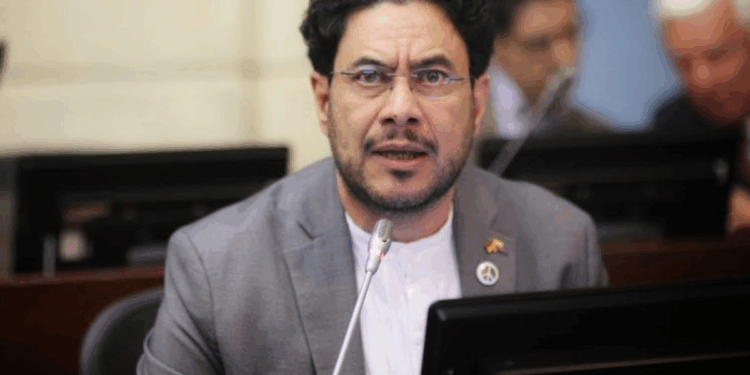 Senador Iván Cepeda hizo un peregrinaje por las cárceles colombianas en busca de acusaciones contra los Uribe, pero eso no lo tuvo en cuenta la juez que condenó al expresidente. 