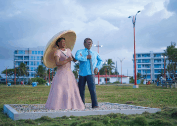 Pese a la controversia que se ha desatado con las esculturas del pueblito Raizal en el Tropical Park, turistas llegan a hacerse fotografías, las aprecian y se declaran satisfechos de conocer las costumbres isleñas. Se atiza aun más la polémica en un debate hipócrita 