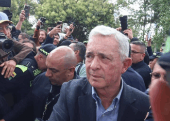 Expresidente Uribe rindió homenaje póstumo a Miguel Uribe Turbay en el parque donde fue atacado por un adolescente sicario 