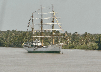 Por río y aire es buscado un cadete del Buque Gloria que cayó al agua. 