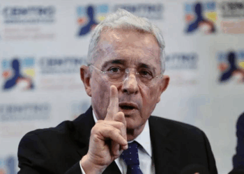 Exigen que Álvaro Uribe Vélez no tenga acceso a su celular y redes sociales. 