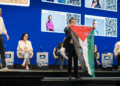 Daniel Quintero irrumpió sin invitación en la asamblea de la ANDI en Cartagena con una bandera de Palestina y fue expulsado a los gritos 