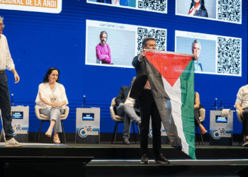 Daniel Quintero irrumpió sin invitación en la asamblea de la ANDI en Cartagena con una bandera de Palestina y fue expulsado a los gritos 