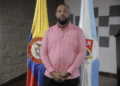 Secretario de Seguridad encargado y director de la OCCRE, Delroy Austin Gordon Fox con la camiseta puesta y sacando la cara por la administración frente a los bloqueos injustificados 
