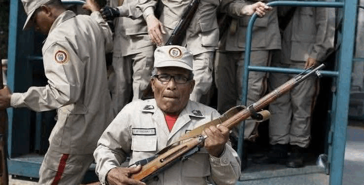 Régimen de Maduro arma a sus seguidores para que lo defiendan de un eventual ataque extranjero 
