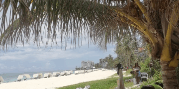 Durante el apagón insular, domingo de playa, con cambio en la dirección de los vientos y en el aterrizaje por la pista 06 