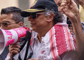 Julio Sánchez Cristo se pregunta qué hubiera pasado si Trump hubiera incitado en Bogotá al Ejército Colombiano contra Petro. 