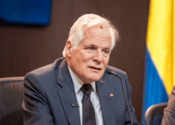 Padre del Senador Miguel Uribe Turbay acusó directamente al presidente Gustavo Petro Urrego de ser el responsable político del asesinato del precandidato por instigar en su contra. Declaraciones en Univisión y CNN. 
