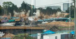 Así fue la implosión de puentes hoy en Bogotá, para continuar las obras del metro en la capital de la República.