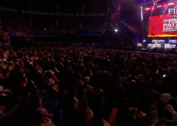 Un minuto de silencio tributó la campaña de Abelardo de la Espriella al asesinado senador Miguel Uribe Turbay durante el lanzamiento de su candidatura en el Movistar Arena de Bogotá 