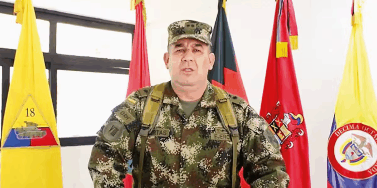 Senador revela testimonios ante la JEP que evidencian que el general Huertas, reincorporado al ejército por Petro y vinculado a alias Calarcá, fue el ideólogo de los falsos positivos. 