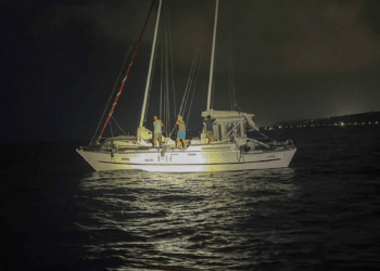 Guardacostas de Colombia en San Andrés remolcaron a puerto seguro a velero británico que quedó a la deriva.