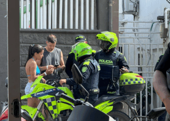 Una historia con final feliz: pareja de turistas portugueses recuperan teléfono que rastreaban con la Policía Nacional.