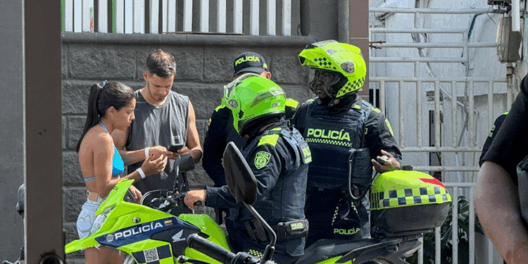 Una historia con final feliz: pareja de turistas portugueses recuperan teléfono que rastreaban con la Policía Nacional. 