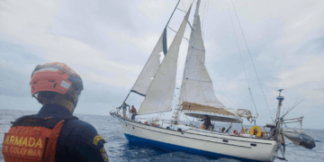 Armada Nacional atendió emergencia en velero polaco que quedó a la deriva en aguas del archipiélago  