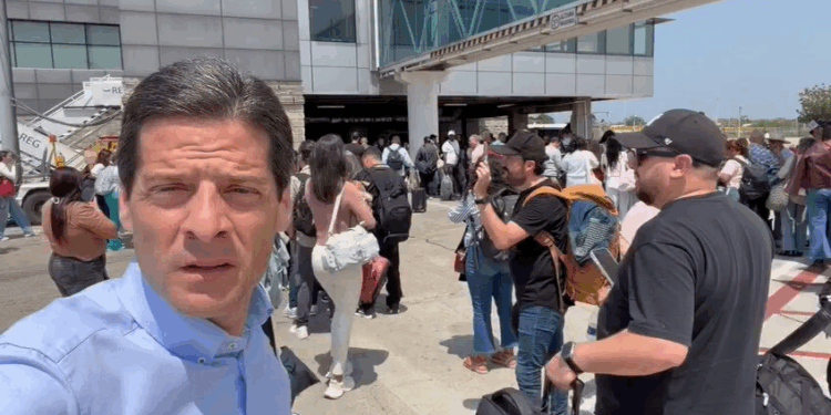 Senador Liberal Mauricio Gómez Amín estaba entre los pasajeros que fueron bajados de un vuelo de Avianca por amenaza de bomba en aeropuerto Ernesto Cortizzos de Barranquilla