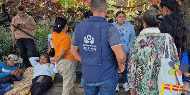 Concejal de Medellín enfrenta con bate en mano a  delegado de Derechos Humanos por toma de la Alpujarra y acusa a la minga indígena de sitiar entidades publicas y secuestrar a trabajadores en sus oficinas 