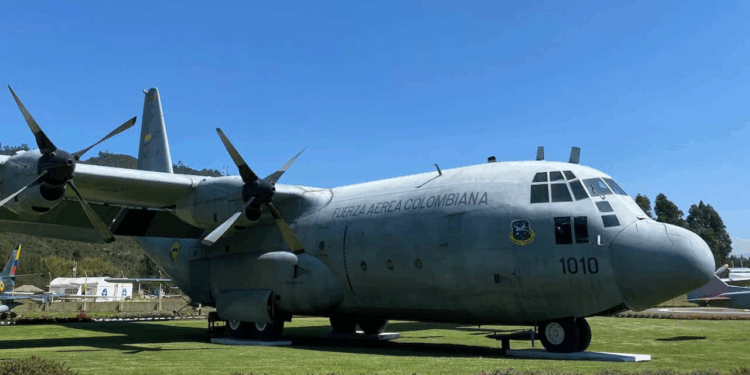 Subir a un avión de la Fuerza publica hoy día es una sentencia de muerte, advirtió en el congreso la senadora María Fernanda Cabal, tras el siniestro del Hércules de la FAC con más de 114 militares. 