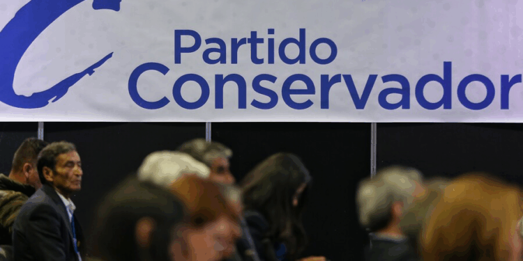 Partido Conservador escogerá entre Paloma Valencia y Abelardo de la Espriella a presidencia. Descartaron a Iván Cepeda 