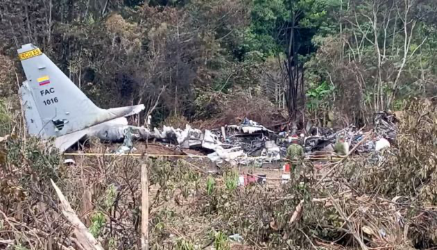 Video evidenciaría que avión Hércules FAC perdió potencia en el despegue, según expertos aeronáuticos; al menos ocho fallecidos y 73 heridos, 15 en estado crítico.