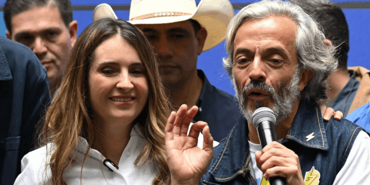 Paloma Valencia y Juan Daniel Oviedo le apuestan a nuevo concepto publicitario proponiendo una suma entre diferentes para resolver las problemáticas de Colombia 