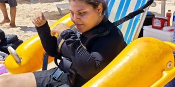 Turista caleña con movilidad reducida recibe asistencia de secretaria de turismo para un baño de mar en silla flotante por pedido de sus familiares desde la sultana del valle. 