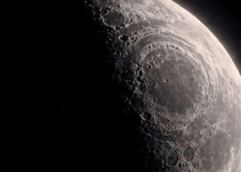 Última hora: nueva vista sin precedentes de la cuenca oriental de la luna acaba de ser publicada por los astronautas a bordo de Artemis II. 