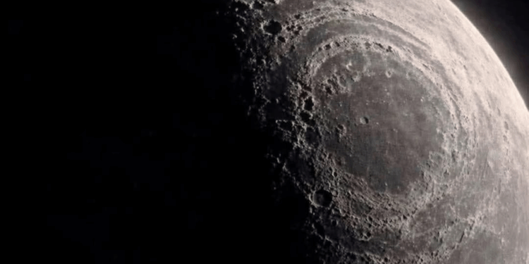 Última hora: nueva vista sin precedentes de la cuenca oriental de la luna acaba de ser publicada por los astronautas a bordo de Artemis II. 