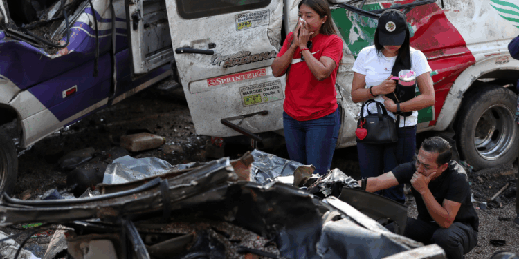 Sepelio colectivo en el Cauca por bombazo en carretera de Cajibío, recuerda las épocas en que la guerrilla y los paramilitares provocaban masacres masivas en Colombia 