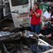 Sepelio colectivo en el Cauca por bombazo en carretera de Cajibío, recuerda las épocas en que la guerrilla y los paramilitares provocaban masacres masivas en Colombia 