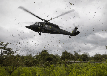 Videos inéditos revelan cómo fue el ataque de alias Calarcá al helicóptero en Amalfi que dejó 13 policías muertos. Cilindro bomba brotó del suelo y estalló en el aire 