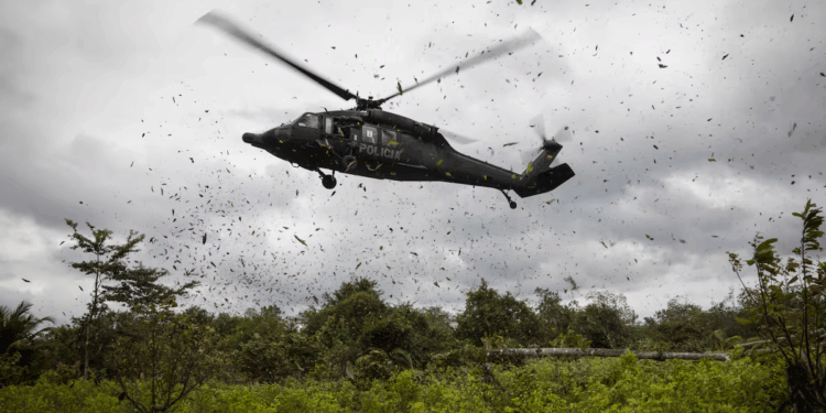 Videos inéditos revelan cómo fue el ataque de alias Calarcá al helicóptero en Amalfi que dejó 13 policías muertos. Cilindro bomba brotó del suelo y estalló en el aire 