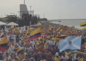 En el multitudinario cierre de campaña de Abelardo de la Espriella en el Malecón del Río en Barranquilla, una bandera de San Andrés isla ondeó junto a las de Colombia, La Arenosa y del abelardismo 