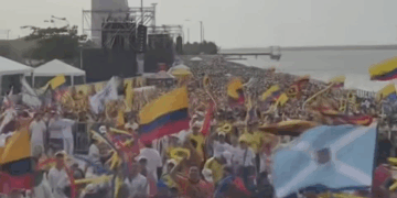 En el multitudinario cierre de campaña de Abelardo de la Espriella en el Malecón del Río en Barranquilla, una bandera de San Andrés isla ondeó junto a las de Colombia, La Arenosa y del abelardismo