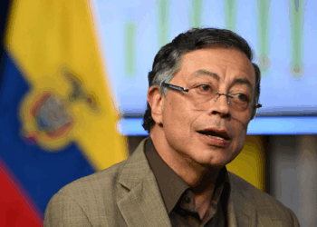 Exesposa de Roy Barreras y presidenta de la comisión de acusación, parlamentaria del Pacto Histórico, Gloria Arizabaleta radicó auto de suspensión al presidente Gustavo Petro Urrego. 