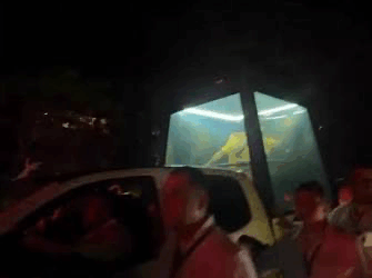 En un vehículo blindado, se desplazó el presidente electo, Abelardo de la Espriella y su vicepresidente José Manuel Restrepo hasta la tarima que lo esperaba en la Ventana del Mundo al norte de Barranquilla.