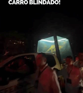En un vehículo blindado, se desplazó el presidente electo, Abelardo de la Espriella y su vicepresidente José Manuel Restrepo hasta la tarima que lo esperaba en la Ventana del Mundo al norte de Barranquilla.