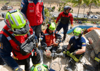 Equipo élite de Colombia avanza en el rescate de un menor en edificio colapsado en La Guaira, Venezuela  