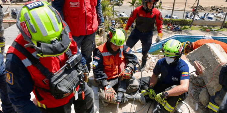 Equipo élite de Colombia avanza en el rescate de un menor en edificio colapsado en La Guaira, Venezuela  